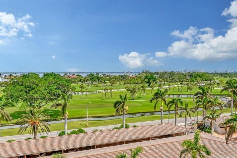 Condo in Longboat Key, Florida, 2 bedrooms  № 1357859 - photo 22