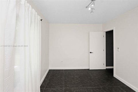 House in North Miami, Florida 2 bedrooms, 77.76 sq.m. № 1310055 - photo 13