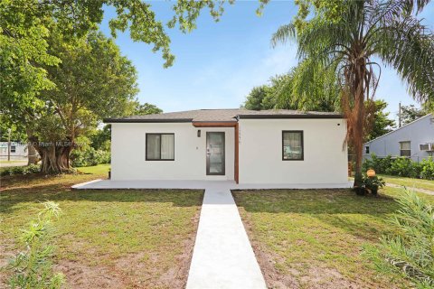 House in North Miami, Florida 2 bedrooms, 77.76 sq.m. № 1310055 - photo 16