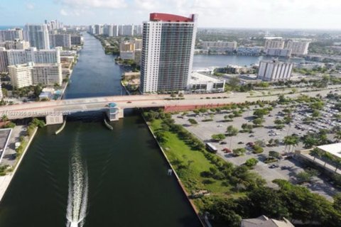 Condo in Hallandale Beach, Florida, 2 bedrooms  № 1310011 - photo 20