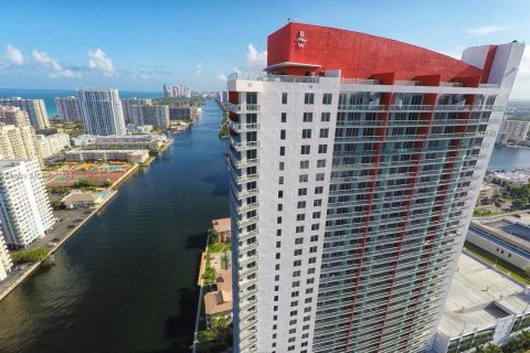 Condo in Hallandale Beach, Florida, 2 bedrooms  № 1310011 - photo 15