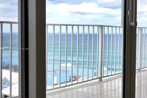 Condo in Deerfield Beach, Florida, 1 bedroom  № 1310094 - photo 12