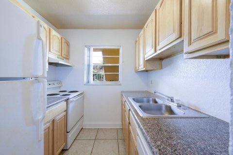 Condo in Lantana, Florida, 1 bedroom  № 1175232 - photo 13