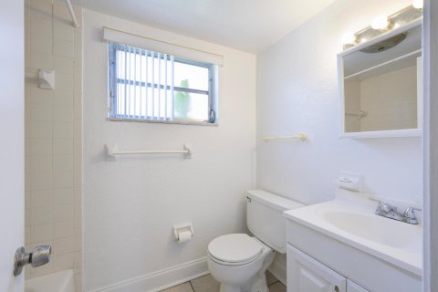 Condo in Lantana, Florida, 1 bedroom  № 1175232 - photo 9