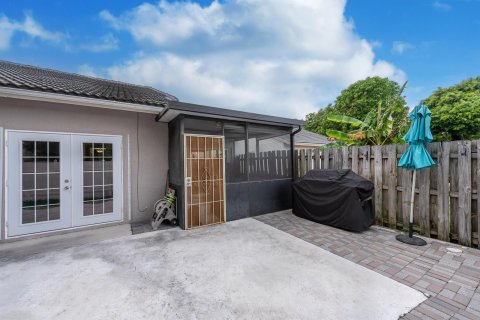 House in Lake Worth, Florida 3 bedrooms, 137.22 sq.m. № 1228855 - photo 7