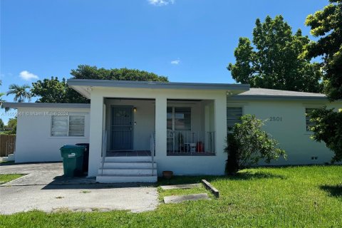 House in Miami, Florida 3 bedrooms, 160.91 sq.m. № 1355338 - photo 1