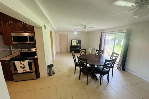 Casa en alquiler en Miami, Florida, 3 dormitorios, 160.91 m2 № 1355338 - foto 5