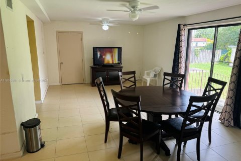 House in Miami, Florida 3 bedrooms, 160.91 sq.m. № 1355338 - photo 6