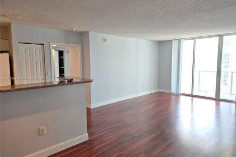 Apartamento en alquiler en Miami, Florida, 2 dormitorios, 105.91 m2 № 1355339 - foto 4