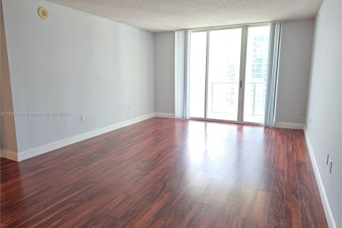 Apartamento en alquiler en Miami, Florida, 2 dormitorios, 105.91 m2 № 1355339 - foto 5