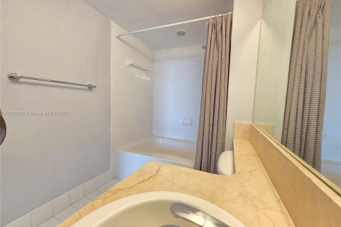 Apartamento en alquiler en Miami, Florida, 2 dormitorios, 105.91 m2 № 1355339 - foto 16