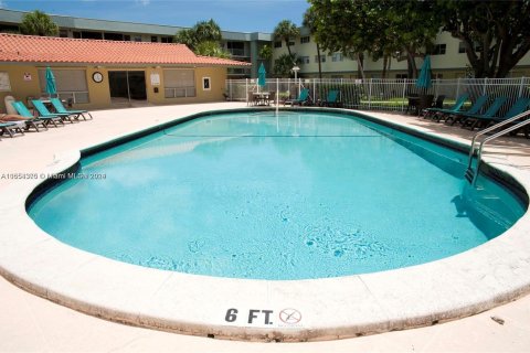 Condo in Hallandale Beach, Florida, 2 bedrooms  № 1355294 - photo 5