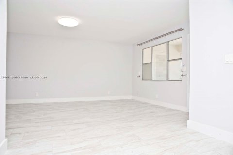 Condo in Hallandale Beach, Florida, 2 bedrooms  № 1355294 - photo 11