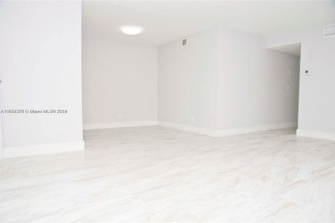 Condo in Hallandale Beach, Florida, 2 bedrooms  № 1355294 - photo 4