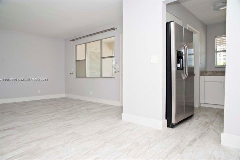 Condo in Hallandale Beach, Florida, 2 bedrooms  № 1355294 - photo 1