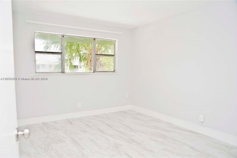 Condo in Hallandale Beach, Florida, 2 bedrooms  № 1355294 - photo 9