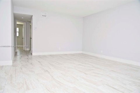 Condo in Hallandale Beach, Florida, 2 bedrooms  № 1355294 - photo 13