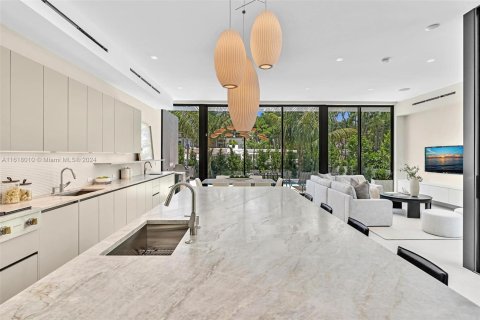 Casa en venta en Miami Beach, Florida, 5 dormitorios, 338.72 m2 № 1239578 - foto 13