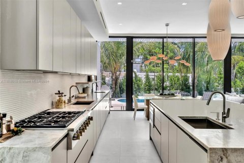 Casa en venta en Miami Beach, Florida, 5 dormitorios, 338.72 m2 № 1239578 - foto 15