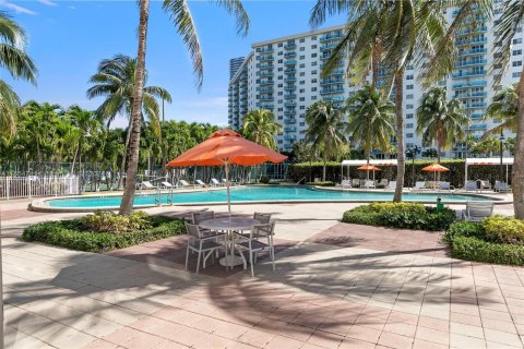 Copropriété à louer à Sunny Isles Beach, Floride: 2 chambres, 138.61 m2 № 1356793 - photo 6