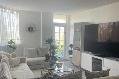 Copropriété à louer à Sunny Isles Beach, Floride: 2 chambres, 138.61 m2 № 1356793 - photo 11