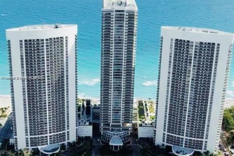 Condo in Hallandale Beach, Florida, 1 bedroom  № 1356841 - photo 1