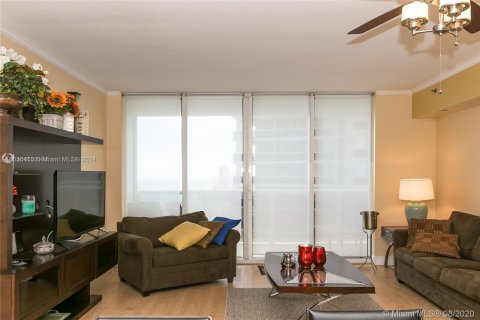 Condo in Hallandale Beach, Florida, 1 bedroom  № 1356841 - photo 11