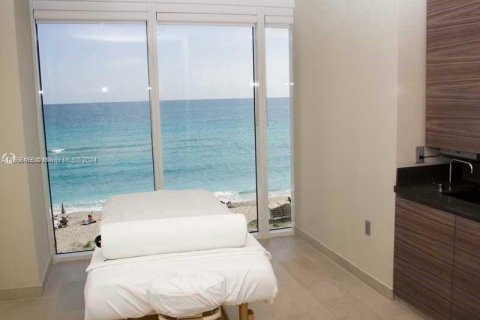 Condo in Hallandale Beach, Florida, 1 bedroom  № 1356841 - photo 24