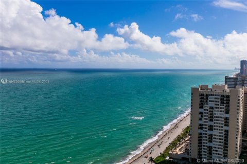 Condo in Hallandale Beach, Florida, 1 bedroom  № 1356841 - photo 13