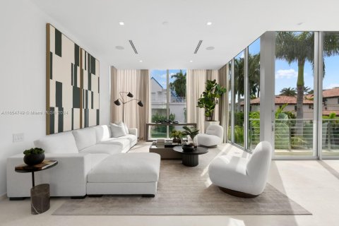 Casa en venta en Miami, Florida, 4 dormitorios, 340.02 m2 № 1356794 - foto 5