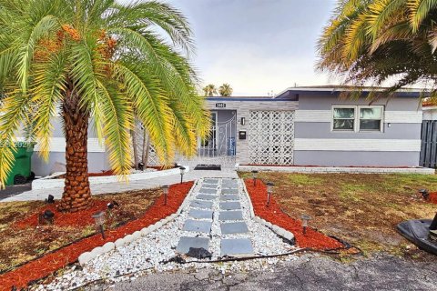 House in Miramar, Florida 3 bedrooms, 214.51 sq.m. № 1224090 - photo 1
