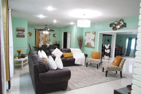 Villa ou maison à vendre à Miramar, Floride: 3 chambres, 214.51 m2 № 1224090 - photo 3