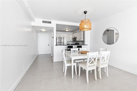 Condo in Miami Beach, Florida, 2 bedrooms  № 1224032 - photo 17