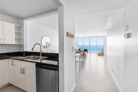 Condo in Miami Beach, Florida, 2 bedrooms  № 1224032 - photo 10