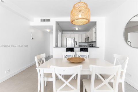 Copropriété à vendre à Miami Beach, Floride: 2 chambres, 122.63 m2 № 1224032 - photo 18