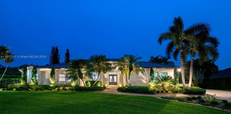 Villa ou maison à Palmetto Bay, Floride 6 chambres, 342.25 m2 № 1132394