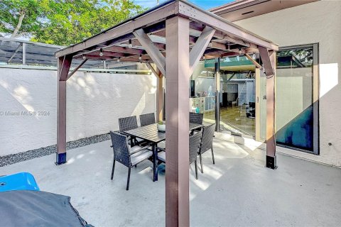 Townhouse in Miami, Florida 3 bedrooms, 147.9 sq.m. № 1401481 - photo 18