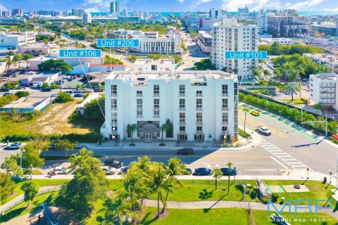 Купить коммерческую недвижимость в Майами-Бич, Флорида № 270813 - фото 1