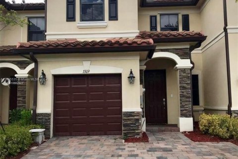 Townhouse in Hialeah, Florida 3 bedrooms, 153.29 sq.m. № 1225501 - photo 1