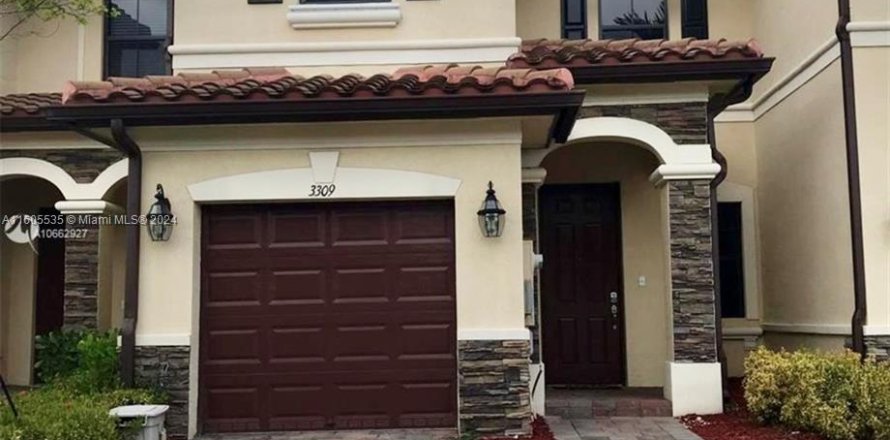 Townhouse in Hialeah, Florida 3 bedrooms, 153.29 sq.m. № 1225501