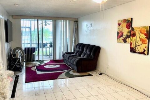 Condo in Oakland Park, Florida, 2 bedrooms  № 963686 - photo 20