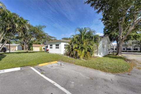 House in Deerfield Beach, Florida 3 bedrooms, 114.46 sq.m. № 856080 - photo 5