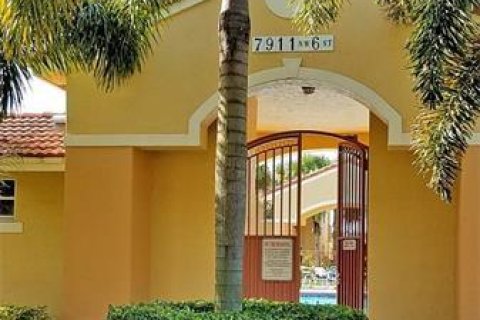 Copropriété à vendre à Pembroke Pines, Floride: 2 chambres, 90.12 m2 № 913444 - photo 2
