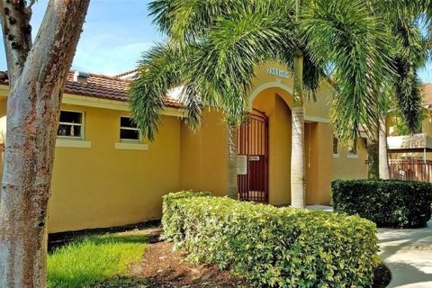 Condominio en venta en Pembroke Pines, Florida, 2 dormitorios, 90.12 m2 № 913444 - foto 4