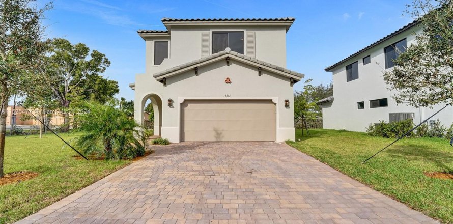 House in Davie, Florida 5 bedrooms, 212.47 sq.m. № 983867