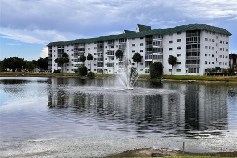 Condo in Lauderhill, Florida, 1 bedroom  № 1223192 - photo 4