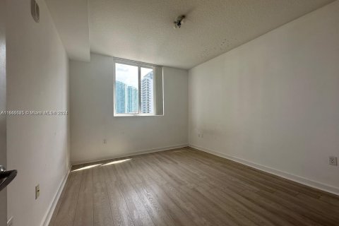 Condo in Miami, Florida, 3 bedrooms  № 1378644 - photo 13