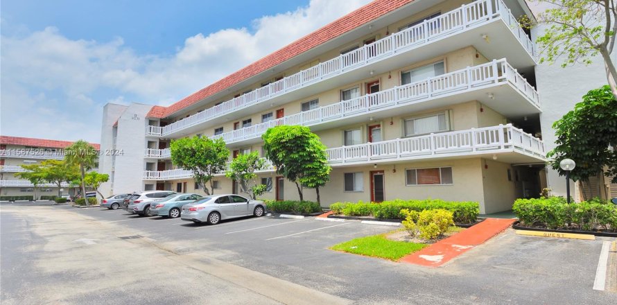 Condo in Lauderhill, Florida, 2 bedrooms  № 1177915