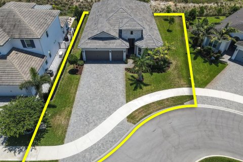 House in Jensen Beach, Florida 4 bedrooms, 283.82 sq.m. № 1222802 - photo 10