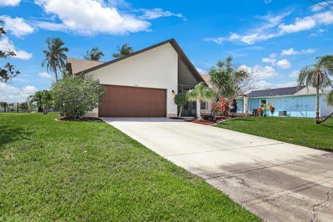 Casa en venta en Cape Coral, Florida, 3 dormitorios, 168.9 m2 № 1107968 - foto 1